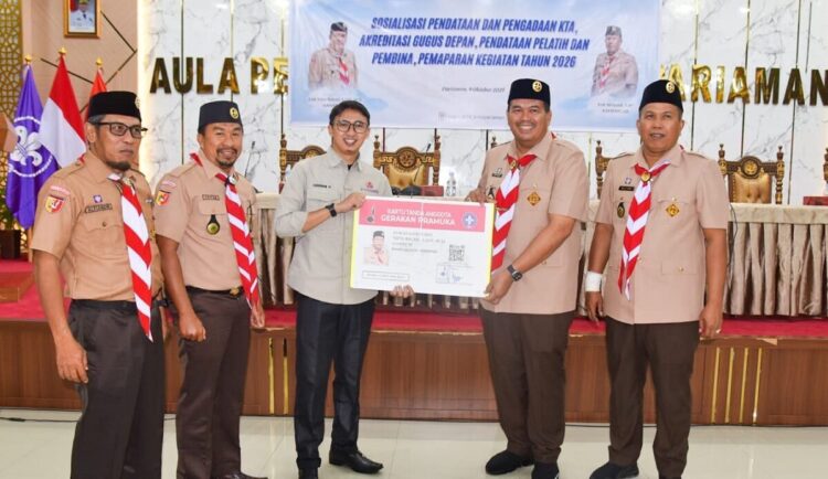 Akreditasi Gugus Depan, Yota Balad Tekankan Pentingnya Pendataan KTA 1 SOSIALISASI PROGRAM KERJA— Wali Kota Pariaman Yota Balad, selaku Ketua Majelis Pembimbing Cabang (Kamabicab) Gerakan Pramuka Kota Pariaman, membuka kegiatan sosialisasi program kerja kepramukaan yang fokus pada upaya pendataan, pengadaan kartu tanda anggota (KTA).