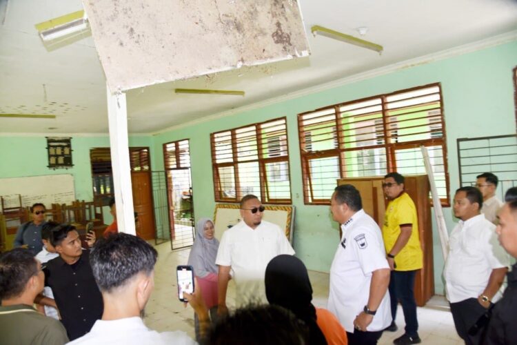 TINJAU—Andre Rosiade didampingi Wako Yota Balad saat meninjau salah satu sekolah yang rusak di Kota Pariaman, tepatnya di SMP N 6 Pariaman, Desa Kampung Baru Padusunan, Kecamatan Pariaman Timur.