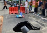 Jalan Raya Menuju RSUD Tiba-tiba Amblas, Akses Jalan Hanya Bisa Dilewati Satu Mobil