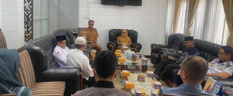 PERSIAPAN PERTEMUAN BKMT— Pemerintah Kota Padang Panjang menggelar rapat persiapan yang dipimpin Asisten Administrasi Umum, Ade Nafrita Anas, bersama Ketua BKMT Padang Panjang, Asrizallis Zein, kemarin.