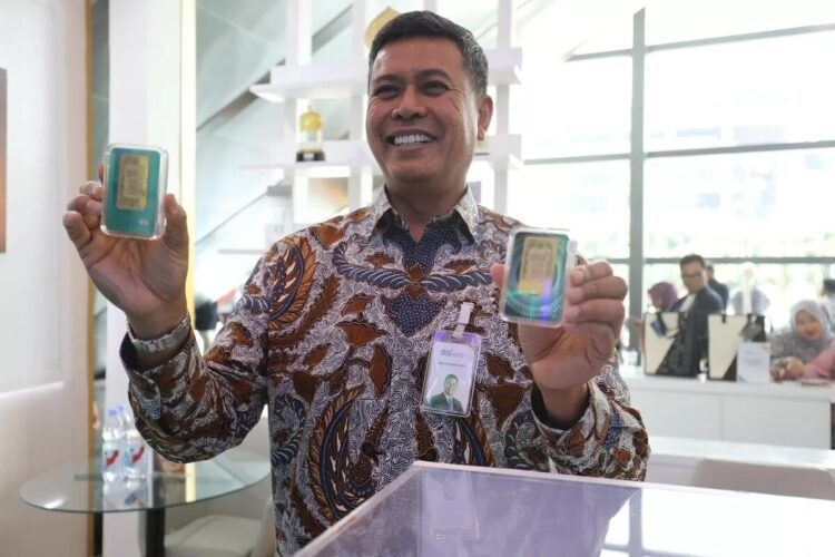 Garap Komunitas Pesantren, BSI Targetkan Bisnis Emas capai Rp 100 Triliun pada 2030 1 PERLIHATKAN EMAS—Direktur Utama BSI Anggoro Eko Cahyo dalam Indonesia Sharia Economic Festival (ISEF) di JIExpo Kemayoran.