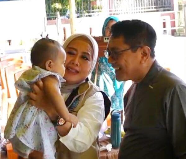 IMUNIASI ANAK—Bupati Padangpariaman John Kenedy Azis, bersama istri saat menghadiri kegiatan imunisasi di Puskesmas Lubuk Alung.