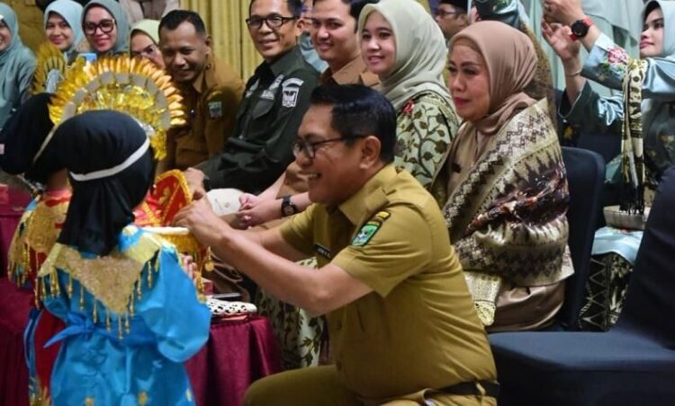 Bunda PAUD dan Pokja Miliki Peranan Penting Dukung Pembangunan 1 PENGUKUHAN BUNDA PAUD— Bupati Padangpariaman John Kenedy Azis menghadiri pengukuhan Bunda PAUD Kecamatan, pelantikan pokja bunda PAUD Kabupaten Padangpariaman.