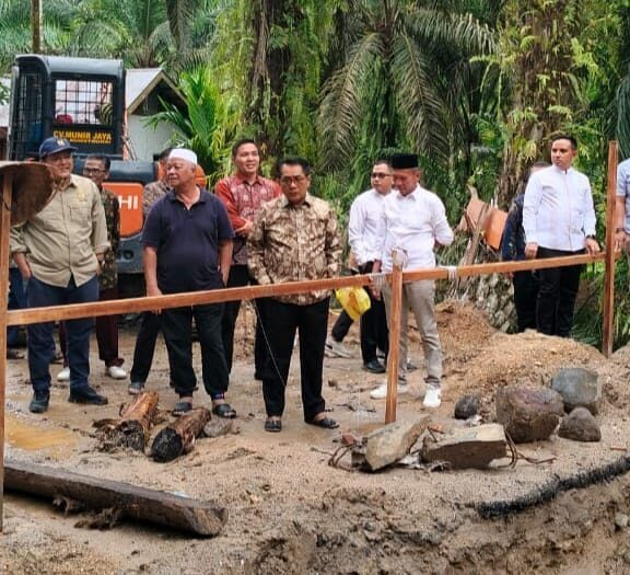 PEMBANGUNAN JEMBATAN— Bupati Padangpariaman John Kenedy Azis bersama rombongan saat menyaksikan pembangunan jembatan.