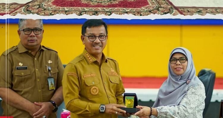 SERAHKAN CENDERA MATA— 
Bupati Solok Selatan Khairunas serahkan cendera mata pada salah satu pimpinan Univeristas usai teken kerjasama.