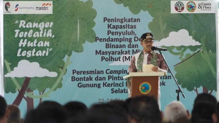 SAMBUTAN— Bupati Solok Selatan H. Khairunas dalam sambutannya pada pembukaan Peningkatan Kapasitas Penyuluh, Pendamping Desa Binaan, dan Masyarakat Mitra Polhut.
