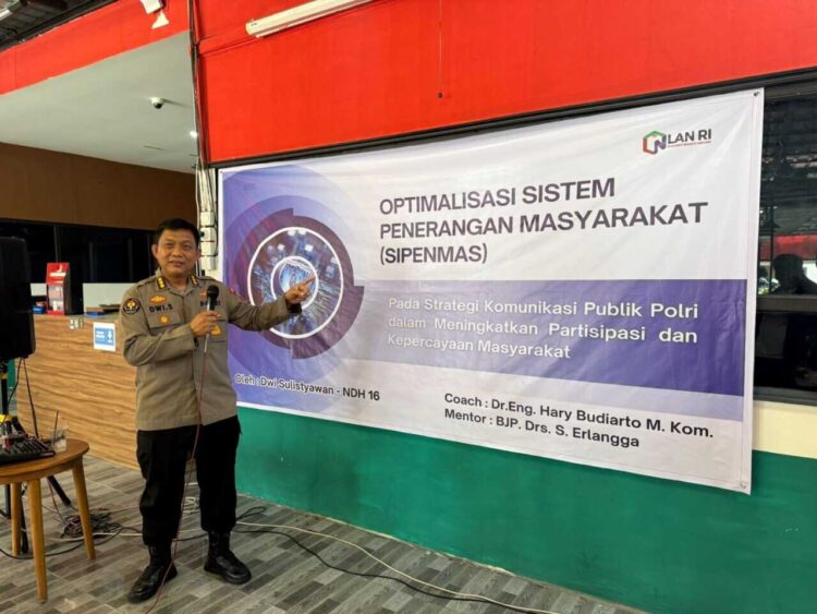Perkuat Komunikasi Publik Polri Lewat SiPenmas, Kombes Pol Dwi Sulistyawan: Informasi Terarah, Transparan dan Terpercaya 1 PAPARKAN—Penata Kehumasan Madya Tingkat III Mabes Polri, Kombes Pol Dwi Sulistyawan saat memaparkan optimaliasi Sistem Penerangan Masyarakat (SiPenmas) di hadapan puluhan awak media di Padang.