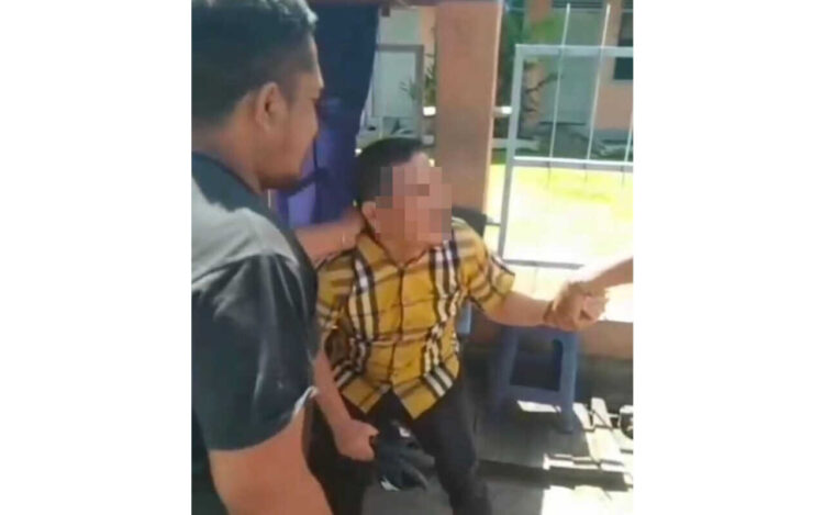 Viral! Mantan Bupati Dharmasraya Diamankan Warga dan Dituduh Homo, Sempat Ribut dengan Pria di Kamar Penginapan, Diantar ke Polsek lalu Dijemput Anak Angkat 1 DIAMANKAN WARGA— Video seorang pria yang diduga mantan Bupati Dharmasraya periode 2010-2015 berinisial AG diamankan sejumlah warga di Kota Padang.