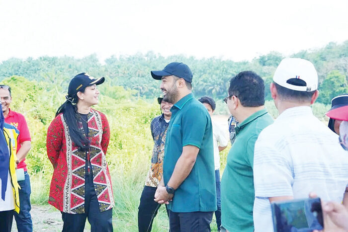 Bupati Annisa Dampingi Anggota DPR RI Zigo Rolanda Tinjau Sejumlah Proyek Strategis 1 Bupati Annisa bersama Anggota DPR RI Fraksi Golkar Zigo Rolanda bersama tim advance dalam rangka koordinasi dan peninjauan sejumlah proyek strategis pembangunan di Kabupaten Dharmasraya, Sabtu (11/10/2025).