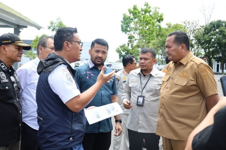 KUNJUNGI TERMINAL JATI— Anggota Komisi V DPR RI, Zigo Rolanda didmapingi Wako Yota Balad saat melakukan kunjungan ke Terminal Tipe A Jati Pariaman, kemarin.