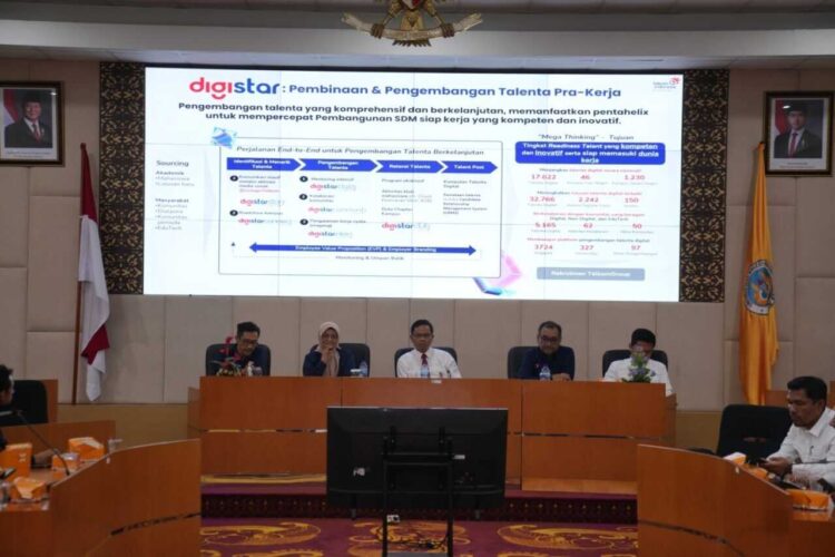 Direktur Utama Telkom Dian Siswarini saat memberikan pemaparan terkait Digistar pada acara Seminar Telkom AI Connect di Universitas Negeri Padang pada Senin (27/10).
