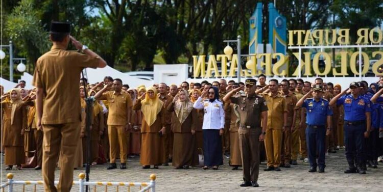 Capaian CKK di Solsel Baru 22 Persen 1 APEL GABUNGAN — Wakil Bupati Solok Selatan H. Yulian Efi saat menghadiri Apel Gabungan ASN di Halaman Kantor Bupati Solok Selatan, Senin (27/10).
