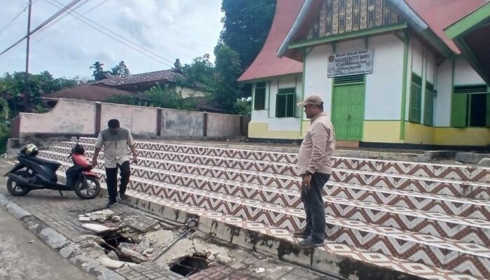 Dinas PUPR Solsel Tinjau Trotoar Ambruk di Depan Balai- Balai Adat Nagari Koto Baru