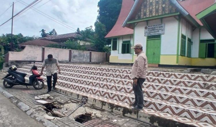 Dinas PUPR Solsel Tinjau Trotoar Ambruk di Depan Balai- Balai Adat Nagari Koto Baru