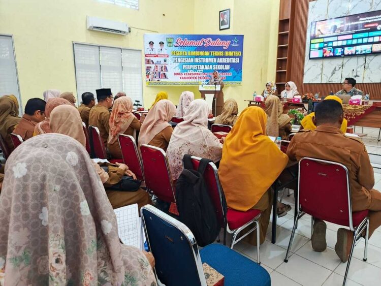 PERKUAT LITERASI—Kepala Dinas Kearsipan dan Perpustakaan Kabupaten Padangpariaman Sumarni menghadiri kegiatan Bimtek Instrumen Akreditasi Perpustakaan bagi ratusan pengelola perpustakaan SD dan SMP.