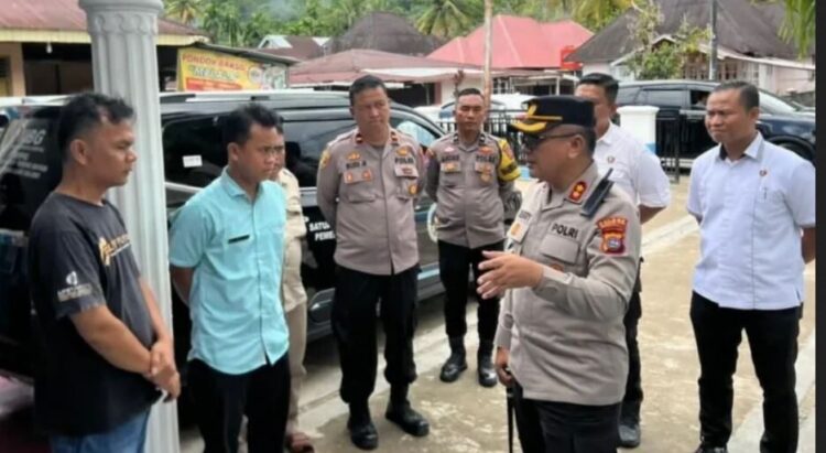 Ledakan Mesin Ovendi SPPPG Kampung Lua Salido Kagetkan Warga, Tak Ada Korban Jiwa, Produksi MBG Berjalan Normal 1 PENGECEKAN— Kapolres Pessel AKBP Derry Indra melakukan pengcekan di SPPG Kampung Lua Salido pascaledakan mesin oven.