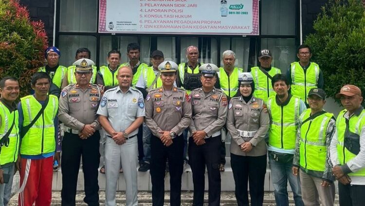 Kasat Lantas Polres Pessel Sapa Tukang Ojek, Sampaikan Kamseltibcar 1 FOTO BERSAMA— Kasat Lantas Polres Pessel AKP. Ade Saputra, foto bersama usai sosialisasi bersama tukang ojek.