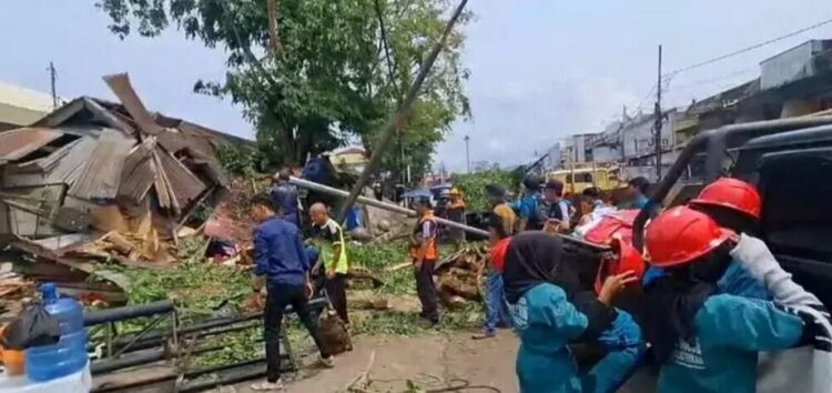 Pascaangin Kencang di Kota Solok, Aktivitas Jual Beli di Pasar Raya Normal 1 POHON TUMBANG— Terlihat suasana di kawasan Pasar Raya Solok porakporanda akibat angin kencang dan hujan yang terjadi beberapa
hari lalu. Saat ini aktivitas jual beli di Pasar Raya Solok sudah kembali normal.