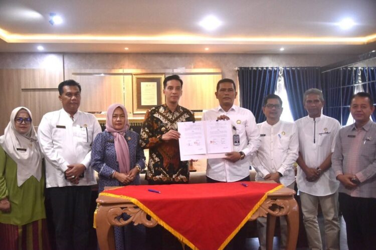 KESEPAKATAN BERSAMA— Wako Sawahlunto Riyanda Putra melakukan penandatangan kesepakatan bersama antara Pemerintah 
Kota Sawahlunto dengan Rumah Tahanan Negara (Rutan) Kelas II B Sawahlunto, di Balai Kota Sawahlunto.