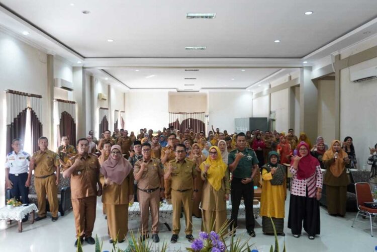 Anggota DPR RI Serahkan Bantuan Alat Pertanian dan Kelautan 1 FOTO BERSAMA— Wali Kota Pariaman Yota Balad didampingi Wakil Wali Kota Pariaman, Mulyadi saat menerima bantuan dari anggota DPR RI Cindy Monica.