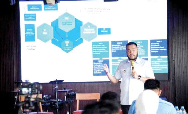 PERTEMUAN FORUM TJSLBU— Wali Kota Padang Fadly Amran mengadakan pertemuan dengan Forum Tanggung Jawab Sosial dan Lingkungan Badan Usaha (TJSLBU) Sumbar, Rabu (29/10).