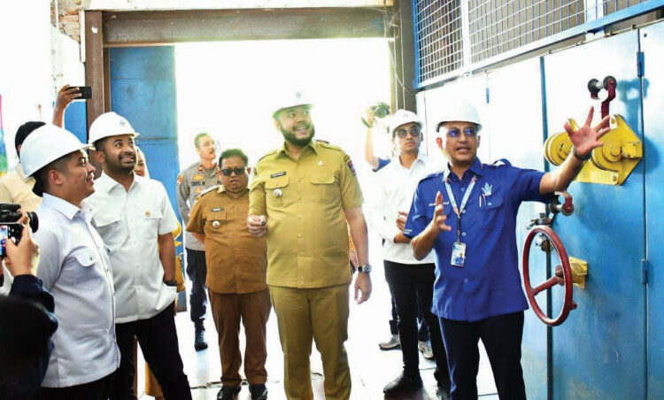 Kota Padang Dapat Bantuan Rp 308 Miliar untuk Pembangunan SPAM, Wako Fadly Amran: Jamin Ketersediaan Air Bersih bagi 200 Ribu Warga 1 KUNJUNGAN KERJA— Wali Kota Padang, Fadly Amran saat mendampingi kunjungan kerja Anggota Komisi V DPR RI Zigo Rolanda di kawasan IPA Gunung Pangilun.