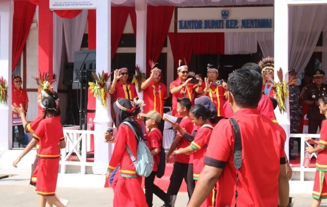 Semarakkan HUT Mentawai ke 26, Pemkab Gelar Pawai Libatkan OPD dan Pemdes 1 pawai hut mnetawai