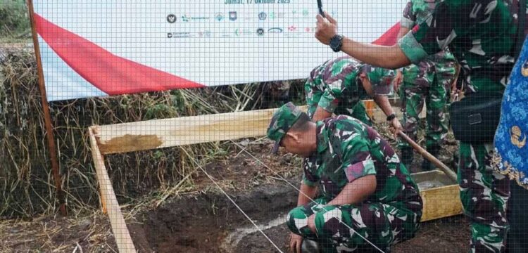 LETAKAN—Pembangunan ini ditandai dengan peletakan baru pertama oleh Bupati Solok Selatan bersama dengan Dandim 0309/Solok di Nagari Lubuk 
Gadang ini berlokasi di Jorong Koto Tinggi Nagari Lubuk Gadang Kecamatan Sangir.
