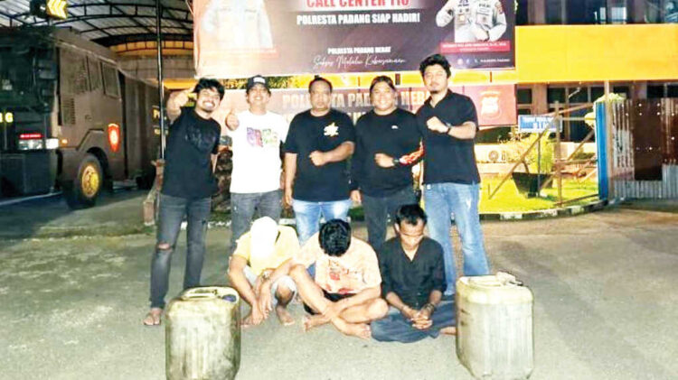 PENCURI BBM– Komplotan pencuri BBM truk yang parkir di Terminal Bandar Buat, ditangkap Tim Klewang Polresta Padang.
