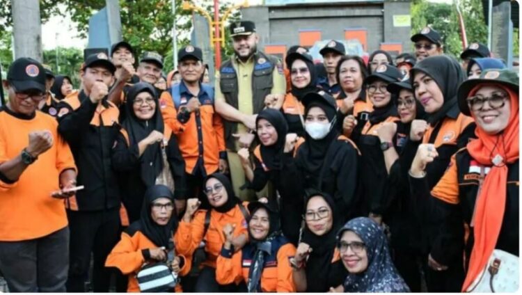 PERINGATAN HKB— Wali Kota Padang, Fadly Amran memimpin upacara peringatan HKB Kota Padang di Monumen Gempa Padang, Selasa (30/9) sore.