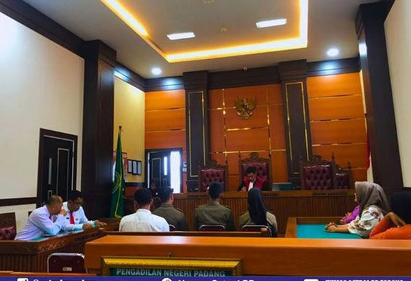 8 PKL dan 2 Pemilik Kafe Jalani Sidang Tipiring 1 SIDANG TIPIRING— Sebanyak 10 orang pelanggar Peraturan Daerah (Perda) menjalani Sidang Tindak Pidana Ringan (Tipiring) di Pengadilan Negeri Padang, Jalan Khatib Sulaiman, Jumat (3/10).