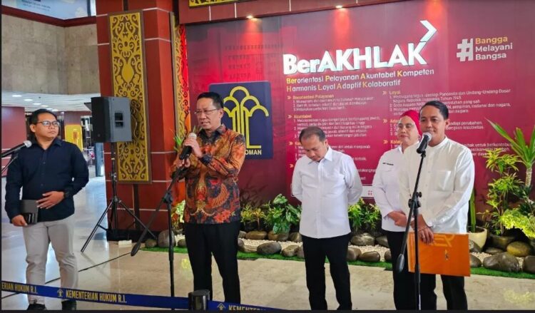 Menteri Hukum Sahkan SK Kepengurusan PSI 2025-2030, Sosok J Masih jadi Misteri 1 SERAHKAN SK— Menteri Hukum (Menkum) Supratman Andi Agtas menyerahkan secara langsung Surat Keputusan (SK) kepengurusan Partai Solidaritas Indonesia (PSI) periode 2025-2030.