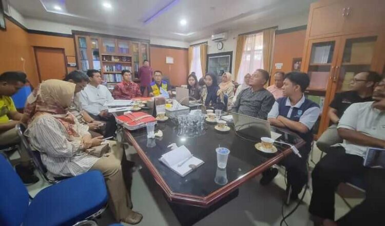 Pemko Matangkan Strategi Pembangunan Pasar Payakumbuh 1 RAPAT — Ketua Satgas Percepatan Pembangunan Pasar Payakumbuh, Muslim, bersama Kasatker Pelaksanaan Prasarana Strategis Provinsi Sumbar, Aljihat, dan Asisten I Setdako Payakumbuh, Nofriwandi, serta perwakilan Organisasi Perangkat Daerah menggelar rapat percepatan pembangunan Pasar Payakumbuh.