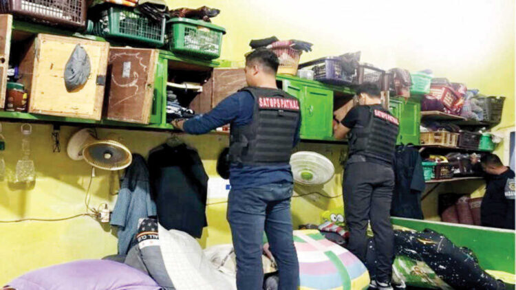 PENGGELEDAHAN KAMAR NAPI— Petugas Lapas Kelas II A Padang, melakukan penggeledahan mendadak terhadap kamar hunian narapidana sebagai langkah pencegahan peredaran narkoba di dalam penjara, Selasa (21/10) malam.
