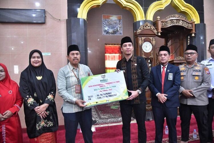 PENYERAHAN DANA ZAKAT— 
Wali Kota Sawahlunto Riyanda Putra menyerahkan zakat reguler periode Oktober 2025 yang dilaksanakan Baznas Kota Sawahlunto, 
di Masjid Agung 
Nurul Islam.