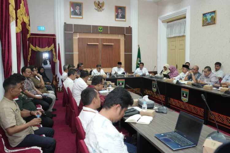 Gubernur Sumbar, Mahyeldi Ansharullah, memimpin rapat membahas rencana penataan kawasan dan pembangunan infrastruktur di Padang Lua, Agam, Jumat (24/10) di Istana Gubernur
