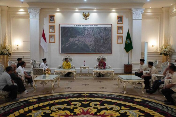 KUNJUNGAN— Wako Padang Panjang Hendri Arnis menerima kunjungan Kepala Kantor Wilayah (Kakanwil) Kementerian Imigrasi dan Pemasyarakatan (Kemen Imipas) Sumatera Barat, Nurudin, di Rumah Dinas Wali Kota, Jumat (24/10).