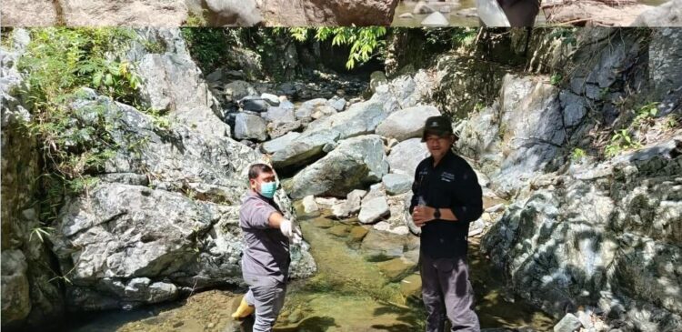 UPTD Laboratorium Lingkungan DPKP2LH Lakukan Ekspedisi Hulu dan Hilir 1 EKSPEDISI— Tim ekspedisi UPTD Laboratorium Lingkungan DPKP2LH Sawahlunto dalam hal ini petugas pengambil contoh uji air sungai baru-baru ini.