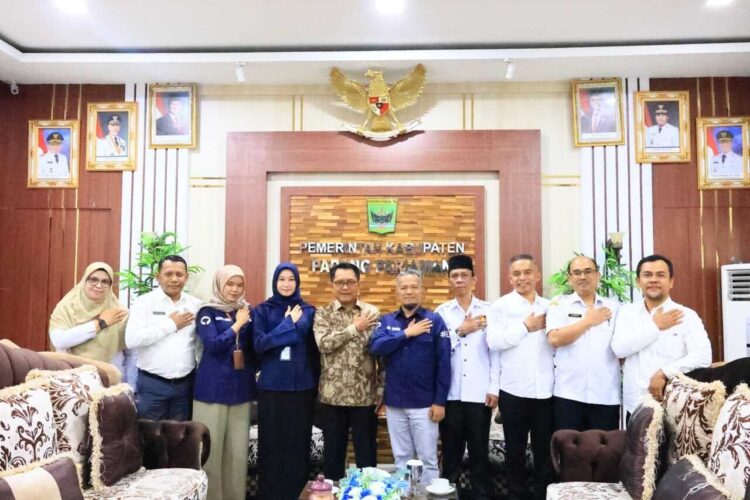 KUNJUNGAN SILATURAHMI— Bupati Padangpariaman John Kenedy Azis menerima kunjungan silaturahmi Kepala perwakilan Ombudsman Republik Indonesia Provinsi Sumatera Barat, Adel Wahidi, bersama jajarannya.