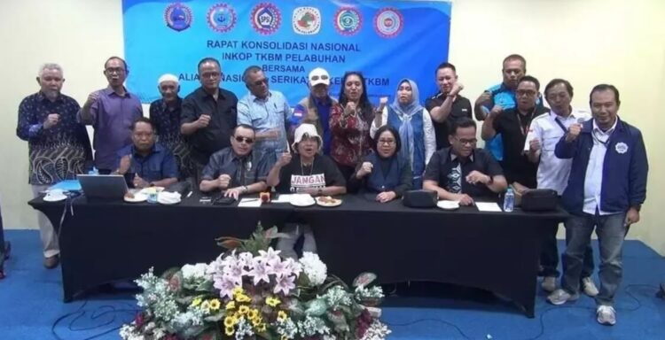 RAPAT KONSOLIDASI— Sekretaris Umum Inkop TKBM, Viktoria Wewo, bersama sejumlah serikat pekerja saat menggelar Rapat Konsolidasi Nasional.