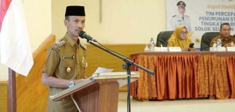 SAMBUTAN— Wabup Yulian Efi yang juga Ketua Tim Percepatan Penurunan Stunting (TPPS) Kabupaten Solsel, memberikan arahan saat pembukaan Rapat  Koordinasi TPPS Kabupaten Solok Selatan Periode III di Hotel Pesona Alam Sangir, Senin (27/10).