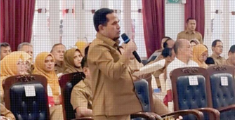 Percepat Pertumbuhan Ekonomi Daerah, Pemkab Solok Pertegas Komitmen Perkuat Sektor Pertanian 1 RAKOR KEPALA DAERAH— Wakil Bupati Solok Candra saat menyampaikan pemaparan dalam Rakor bersama Gubenur Sumbar Mahyeldi, di Istana Gubernur, Kota Padang.