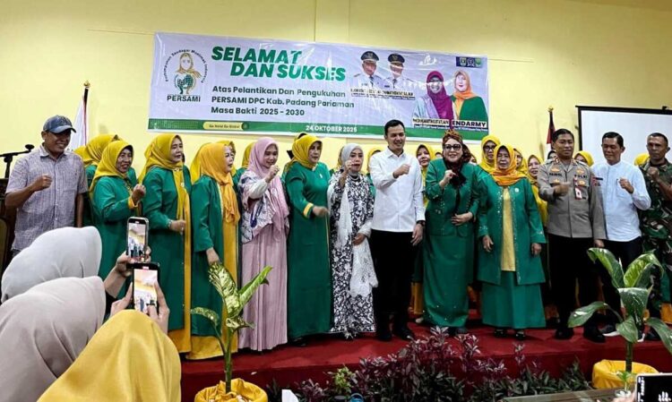 PELANTIKAN PENGURUS— Wakil Bupati Padangpariaman Rahmat Hidayat, melantik kepengurusan Perhimpunan Saudagar Muslimah Indonesia (Persami) Kabupaten Padangpariaman periode 2025–2030.