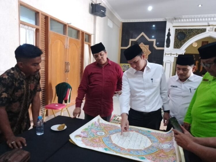 TC Kafilah MTQ ke-41 Tingkat Provinsi Sumbar, Padangpariaman Optimis Capai Hasil Terbaik 1 TINJAU TC KAFILAH— Wakil Bupati Padangpariaman, Rahmat Hidayat, berdialog dengan panitia saat menghadiri kegiatan Training Center (TC) kafilah Kabupaten Padangpariaman.