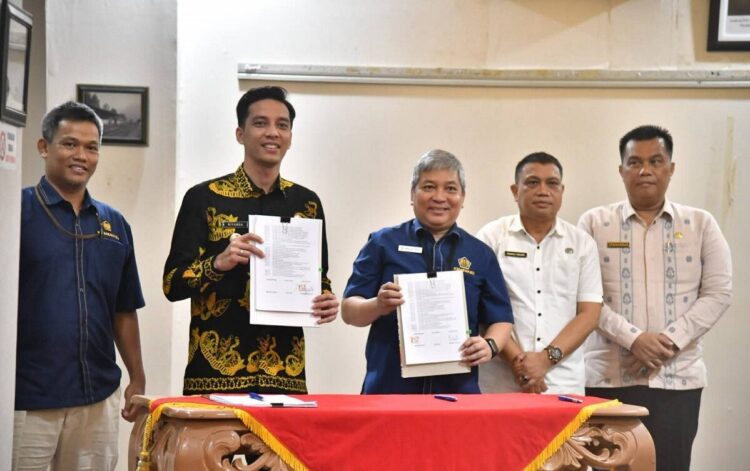 TEKEN MOU— Wali Kota Sawahlunto Riyanda Putra menandatangani Perjanjian Kerja Sama (MoU) 
Optimalisasi Pemungutan Pajak Pusat dan Pajak Daerah antara Direktorat Jenderal Pajak (DJP) Kementerian 
Keuangan, Direktorat Jenderal Perimbangan Keuangan (DJPK).