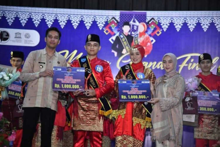 UDA UNI WISATA— Wali Kota Sawahlunto Riyanda Putra bersama  Uda dan Uni terpilih pada malam Grand Final Pemilihan Uda Uni Duta Wisata Kota Sawahlunto Tahun 2025.