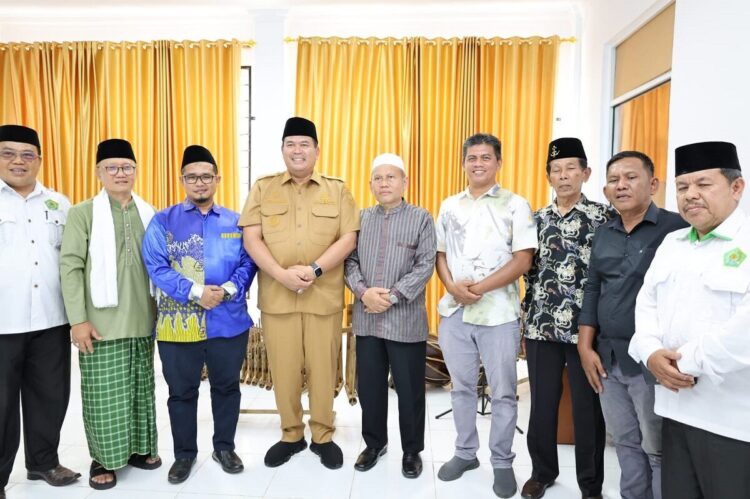 PERESMIAN BLK— Wali Kota Pariaman, Yota Balad,  foto bersama usai  peresmian Balai Latihan Kerja Pondok Pesantren Madrasah Tarbiyah Islamiah (BLK-PPMTI) Al-Jamiliyah Kota Pariaman, di Kompleks Masjid Raya Pariaman, Kelurahan Kampung Perak.