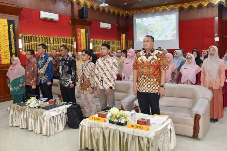 TIM EVALUATOR— Wali Kota Pariaman Yota Balad menyambut kedatangan tim evaluator dari Kementerian Pendayagunaan Aparatur Negara dan Reformasi Birokrasi (Kemen PAN & RB).