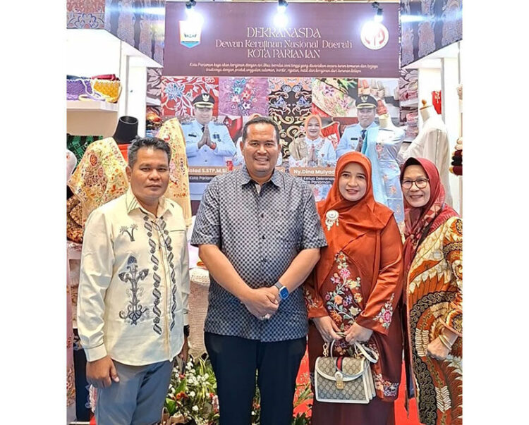 Produk Kerajinan Unggulan Kota Pariaman Ditampilkan di Inacraft 2025 1 PAMERAN KERAJINAN— Wali Kota Pariaman Yota Balad didampingi Ketua Dekranasda Kota Pariaman, Ny. Yosneli Balad dengan penanggung jawab dari Diskoperindagkop dan UKM Kota Pariaman bersama Pengrajin Sulaman yakni Dedi Iskandar, di ajang Inacraft 2025.