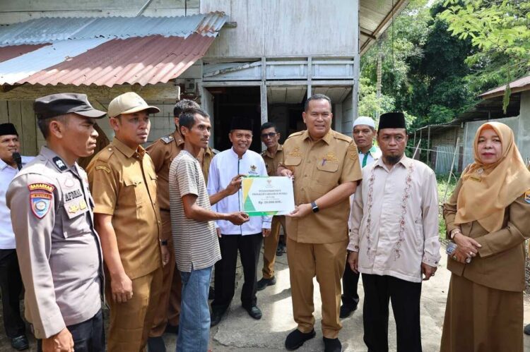 Pemko Pariaman Mulai Pembangunan RTLH untuk Masyarakat Kurang Mampu 1 PEMBANGUNAN RTLH— Wali Kota Pariaman Yota Balad meninjau ke lapangan dan menyerahkan bantuan untuk pembangunan tiga Rumah Tidak Layak Huni (RTLH) di Kota Pariaman.